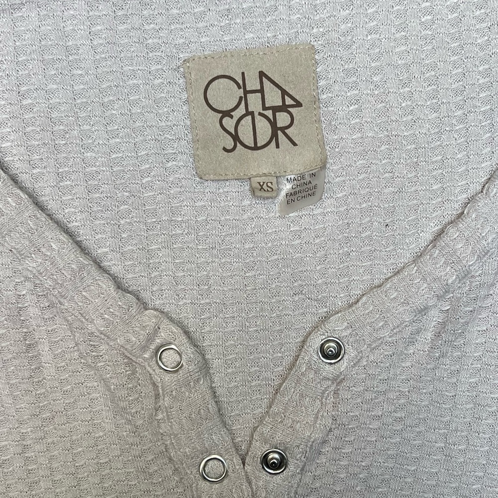 Revolve Chaser V Neck Snap Front Henley XS EUC - Picture 7 of 9
